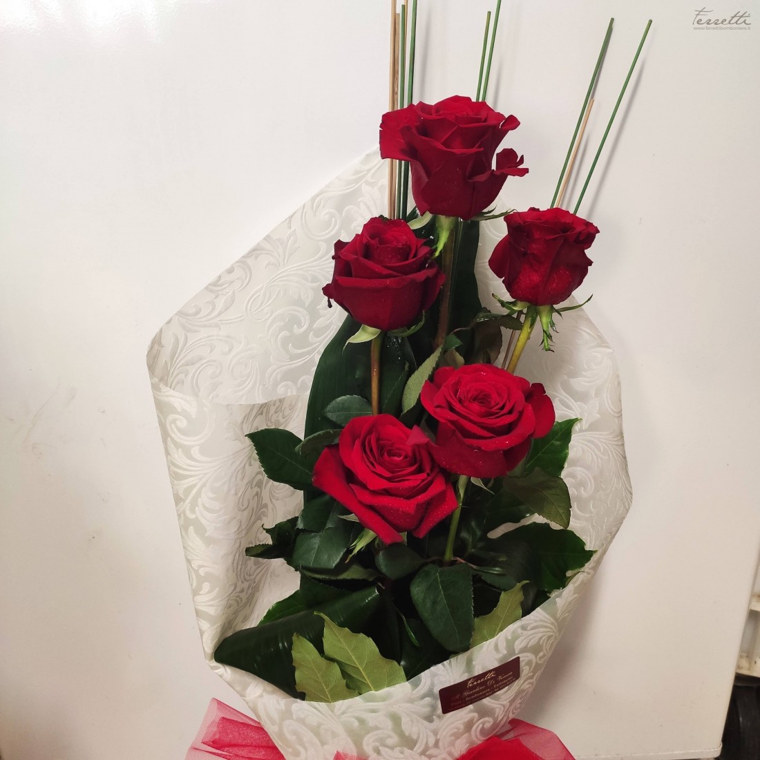 mazzo di 5 rose rosse con consegna a domicilio
